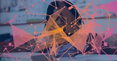 Çocuk öğrenci pembe turuncu ağ animasyonuna tepki veriyor ve öğrenmek için sınıf ödevi yazıyor. Eğitim, dijital, yaratıcı, yenilik, odaklanma, konsantrasyon, gençlik