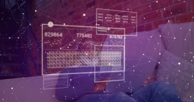 Olgun erkek tıkırtı tableti kanepe üzerinde etkinleştiriyor nokta ağını etkinleştiriyor veri kaynaklarını izlemek için panelleri güncelliyor. Teknoloji, yenilik, veri, bağlantı, modern, analitik, dijital