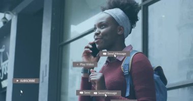 Akıllı telefondan arayan, imleç etkinleştiren mesaj gönderen, sosyal medya rozetleri havada uçuşan bir kadın. Kentsel, teknoloji, iletişim, gelişigüzel, modern, katılım, iletişim