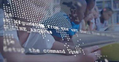 Dünya haritası örtüşmesi sırasında kütüphanede kitap okuyan bir kız tarafından taşınan kamera kod satırları altında nabız atıyor. Eğitim, okur yazarlık, gençlik, teknoloji, öğrenme, işbirliği, coşku