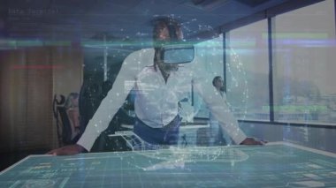 Avuç içlerini cam masaya koyan, VR takan, dünyayı canlandıran, havacılık için uçağa dönüştüren bir adam. Sanal gerçeklik, holografi, teknoloji, dijital arayüz, yenilik, gelecekçi, profesyonel