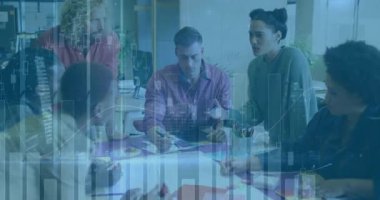 İş kadını veri sunmak için elini kaldırırken, meslektaşı da çizelgeleri ve kaydırmaları not alıyor. İşbirliği, takım çalışması, veri analizi, beyin fırtınası, ofis, profesyonel iletişim