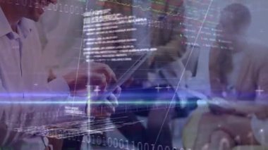 İşadamı tableti tıklatıyor ve grafikleri gösteriyor, ekip veri akımlarını izliyor ve yerleşiyor. Teknoloji, analitik, işbirliği, profesyonel, veri görselleştirme, şirket, yenilik