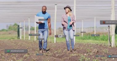 Agritech çiftçisi laptopu tarıyor, eş sensör izleme toprağını kaplayan veriler gösteriyor. Teknoloji, yenilik, sürdürülebilirlik, veri analizleri, tarım, hassasiyet tarımı, dijital tarım