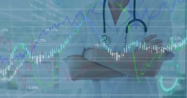 Finansal tablolar doktorun arkasında hareket ediyor. Kamera yükselişte. Gülümseme kendini belli ediyor. Profesyonel, sağlık, analitik, danışmanlık, modern, kurumsal, iyimser