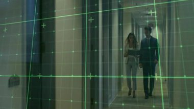 AR ızgara tarama koridoru, iki meslektaş iş incelemesi sırasında klasörü çeviriyor. Şirket, takım çalışması, yenilik, fütüristik, tartışma, modern, işbirliği
