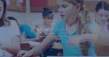 Mavi tişörtlü kız, kol kaleme, kayan silgi, sınıf aktivitesi için notlar yazıyor. İşbirliği, eğitim, gençlik, takım çalışması, kırtasiye, öğrenme, arkadaşlık