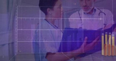 Klinisyen yükseltme tablosu, hasta verilerini inceleyen bir doktor olarak tıbbi grafiklerle örtüşüyor. Sağlık, analiz, analitik, veri görselleştirme, takım çalışması, hastane, profesyonel