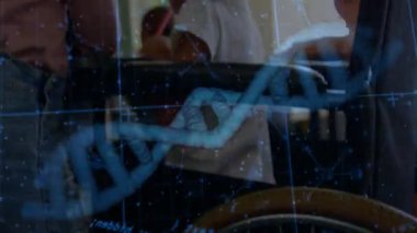 DNA sarmalı, erkek öğretmen rehber kız öğrencinin öğrenmesi için not defteri yazdığını gösteriyor. Eğitim, akıl hocalığı, yenilik, nörobilim, dijital, odaklanma, işbirliği