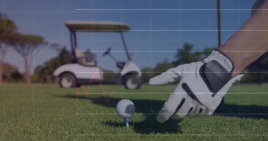 Eldivenli el topu tişörte yerleştiriyor ve takip metrik sürücüsü topu fırlatıyor. Spor malzemeleri, hassasiyet, teknoloji, performans, açık hava, analiz, ustalık