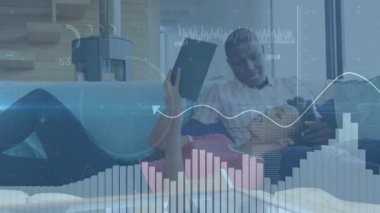 Çift kanepe üzerinde tablet kaldırma, okuma ve dalga formları ile animasyon teknoloji veri grafikleri keşfetmek. Modern, samimi, samimi, etkileşimli, dijital, gevşeme, bağlantı