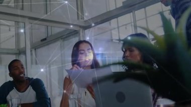 Raporu çeviren ve iş ekibi belge ve dizüstü bilgisayarı incelerken parlamaya başlayan bir kadın. İşbirliği, takım çalışması, iş toplantısı, modernlik, profesyonel, dijital ağ, tartışma