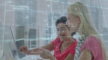 İki meslektaşım iş arayüzü tanıtımı sırasında ekranı gösterip holografik ızgarayı çalıştırıyor. İşbirliği, teknoloji, yenilik, fütürizm, takım çalışması, profesyonel, dijital