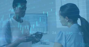 Dinleyici başını sallarken sunucu tıklayarak bar ve satır finans grafiklerini gösteriyor. İşbirliği, takım çalışması, iş, analitik, teknoloji, girişim, ön panel