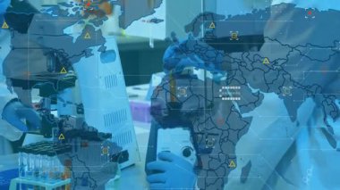 Laboratuvar teknisyeni örnek tüp seçiyor. Ağ analizi için dünya haritası altında karıştırıp birleştiriyor. Bilim adamı, araştırma, yenilik, teknoloji, veri görselleştirme, hassasiyet, klinik