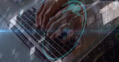 Dizüstü bilgisayarda yazan eller kod yayınlamaya başlıyor ve veri zaman çizelgeleri için dönen dünya. Teknoloji, siber güvenlik, yenilik, dijital, ağ, küresel, veri