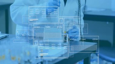 Kadın bilim adamı şişe kaldırıyor ve laboratuvar veri panellerini etkinleştiriyor. Analiz için örnek alıyor. Bilim, yenilik, kesinlik, teknoloji, araştırma, fütüristik, analitik