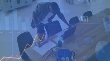 Orta yaşlı bir adam, evde ders çalışırken çocuğa yaklaşıyor. Çizim yapıyor ve gelişmeyi teşvik ediyor. Akıl hocalığı, eğitim, yaratıcılık, odaklanma, aile, ilham, öğrenme