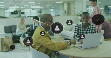 İş arkadaşı dizüstü bilgisayarda teknolojiyi tartışıyor, yazıp işaret ediyor ve kullanıcı simgesi ağ örtülerini başlatıyor. İşbirliği, takım çalışması, dijital, yenilik, modern, iletişim, ağ