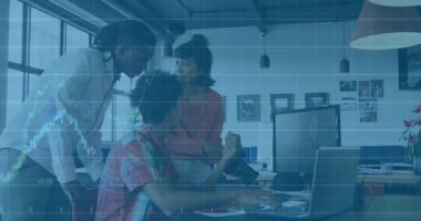 Oturan adam fare tıklatıyor, el kol hareketi yapıyor, takım öne çıkıyor, finansal tabloları analiz için yükseliyor. İşbirliği, takım çalışması, dijital analiz, veri görselleştirme, modernleşme, profesyonel, beyin fırtınası