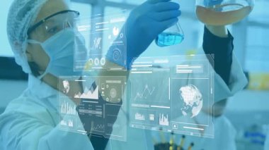 Laboratuar bilimcisi turuncu şişeyi kaldırıyor ve holografik çizelgeleri güncelleyerek renk analizi için eğiyor. Araştırma, yenilik, teknoloji, görselleştirme, deney, veri, ekipman