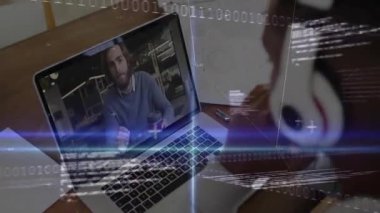 Teknoloji toplantısına giriş, kulaklıklı kullanıcı, ikili kod animasyonları kaplarken not alıyor. İşbirliği, dijital, çalışma alanı, iletişim, senaryo paylaşımı, teknoloji, yürütme