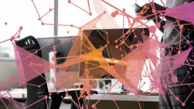 Ofisteki telefon ekranını dinleyen adam veri akışını gösteren pembe teknolojiyi devreye sokuyor. Teknoloji, iletişim, yenilik, dijital, çağdaş, ağ oluşturma, profesyonel