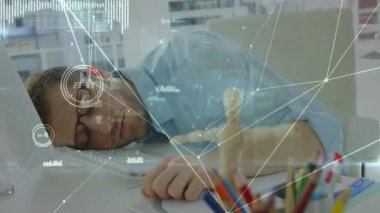 Zaman ilerlemesi, masadaki uyuyan adamın etrafında gezinen holografik veri ağı görsellerine neden oluyor. Gelecek, teknoloji, rahatlama, üretkenlik, yenilikçi, çalışma alanı, dinamik