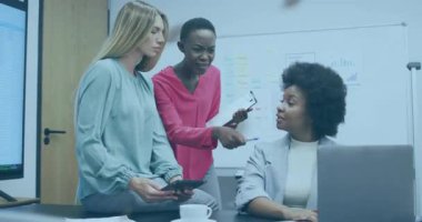 Çizelgeleri gözden geçiren ve verileri dünya haritası olan pembe bluzlu kadın olarak hizalayan ekip. İşbirliği, yenilik, beyin fırtınası, strateji, profesyonel, modern, takım çalışması