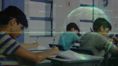 Sınıf arkadaşları sınıfta yazı yazarken, dijital dünyanın öğrenme hatlarıyla titreşmesine neden oluyor. Öğrenci, eğitim, teknoloji, yenilik, işbirliği, odak, modern