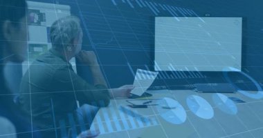 İş toplantısı sırasında veri tabloları azalırken, analiz incelemesi için grafikleri takip eden lider. Kurumsal, takım çalışması, sunum, dijital, analiz, profesyonel, çalışma alanı