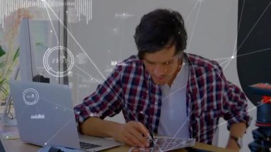 En iyi çekimleri dijital olarak üstüste koyarken fotoğrafçı iletişim sayfalarını seçiyor ve sayfaları çeviriyor. Yaratıcı, odaklanmış, analitik, modern, profesyonel, ayrıntılı, üretken