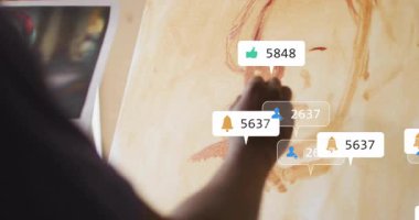 Ressam portre taslağı çiziyor ve pazarlama için çizim yaparken sosyal simgeler oluşturuyor. Çizim, yaratıcılık, dijital etki, sanatsal süreç, görsel hikaye anlatma, çağdaş sanat, sosyal bağlılık