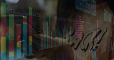 İnceleme için telefon dinleyen finans analisti çubuk ve satır çizelgelerini gösteren şeffaf bir ekran kullanıyor. Teknoloji, veri görselleştirme, analitik, iş dünyası, şirket, yenilik, modern