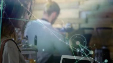 Barista, internet ağını gösteren veri çizgileriyle espresso yaparken kadın bardağa uzanıyor. Cafe, dijital, ağ, iletişim, teknoloji, gündelik, modern