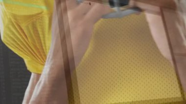 Erkek sporcu kaska uzanıyor, çene kayışını kırpıyor, spor teknolojisiyle maça hazırlanıyor. Sporcu, spor, vites, performans, kararlılık, odaklanma, yenilik