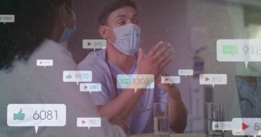 Doktor eğiliyor ve dijital bağlantıyı açıklıyor, yükselen sayaçlarla çarpan yüzen ikonlar. Sağlık, profesyonellik, iletişim, dijital analiz, sosyal medya, takım çalışması, ofis ortamı