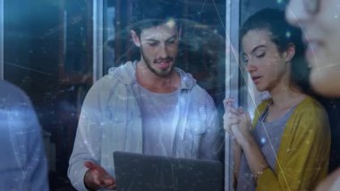 Erkek meslektaşım, animasyon grafik iş görüşünü kullanarak kadınlara doğru eğilen bir dizüstü bilgisayar açıyor. İşbirliği, takım çalışması, yenilik, dijital, fütüristik, iletişim, ofis