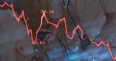 Doktor koluna BP kelepçesi takıyor ampulü pompalıyor ve hasta sağlığı verilerini izliyor. Sağlık, sağlık, teşhis, muayene, sağlık, profesyonellik, teknoloji