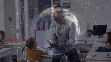 Öğretmen masa başı konuşma dersinde diz çökmüş, sürüş kursuna katılan dünyayı döndürüyor. Eğitim, sınıf, öğretim, işbirliği, öğrenme, gençlik, teknoloji