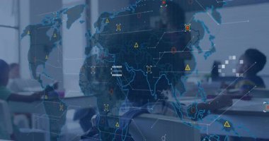 Sınıfta oturan çocuk dünya haritasını izliyor ve veri akışını gösteren noktaları birbirine bağlıyor. Teknoloji, eğitim, dijital, yenilik, küresel, bağlantı, gelecek