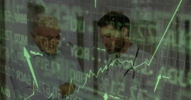 Hastanın elini kaldırması, doktorun tıbbî çizginin yükselme eğilimini açıklamak için kaydırmasını tetikliyor. Sağlık, tanı, tıbbi, teknoloji, bakım, iletişim, klinik