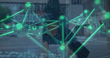 Profesyonel tarayıcı akıllı telefonu mesaj için tarıyor ve plaza teknolojisi atımını bavula yüklüyor. Fütüristik, bağlantı, kentsel, hareketlilik, yenilik, ticaret, teknoloji