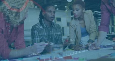 Örgülü saçlı iş arkadaşı değerlendirme tablosu konuşma başlatılıyor iş eğilimlerini gösteren verilerle örtüşüyor. İşbirliği, takım çalışması, beyin fırtınası, veri analizi, modern ofis, iş stratejisi, profesyonel çevre