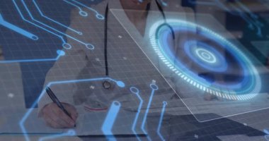 Doktor çizelge hazırlıyor ve sağlık veri analizi için dönen hologramla devre başlatılıyor. Tıbbi, teknoloji, fütüristik, dijital, yenilik, sağlık, arayüz