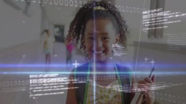 Çerçeveler hareket ediyor. İkili değerler kayıyor. Bu sırada kız okulda gülümseyerek Edtech 'i gösteriyor. Eğitim, teknoloji, yenilik, sınıf, gençlik, dijital, işbirliği