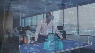 Erkek mühendis, VR kulaklık takıyor, teknoloji masasına dokunuyor, katmanları incelemek için 3D araba modelini çalıştırıyor. Gelecek, işbirliği, yenilik, teknoloji, dijital, profesyonel, gösterişli