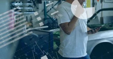 Teknisyen tableti kaydırıyor ve garajdaki çizelgeleri analiz ederken arıyor. Analizler, teknoloji, yenilik, otomotiv, dijital, veri görselleştirme, profesyonel