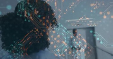 Meslektaşı koridora girerken devre kartı kaplama teknolojisi olan bir ofis çalışanı. Teknoloji, yenilik, işbirliği, modern, profesyonel, dijital, kurumsal