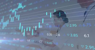 Çizelgeye tepki veren kadın hemşire, kayıyor, panoya danışıyor, hasta sağlığını izliyor. Tıbbi, sağlık, tanı, dijital, analiz, profesyonellik, klinik